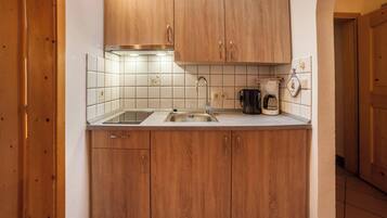 Kühlschrank, Herdplatte, Wasserkocher mit Kaffee-/Teezubehör