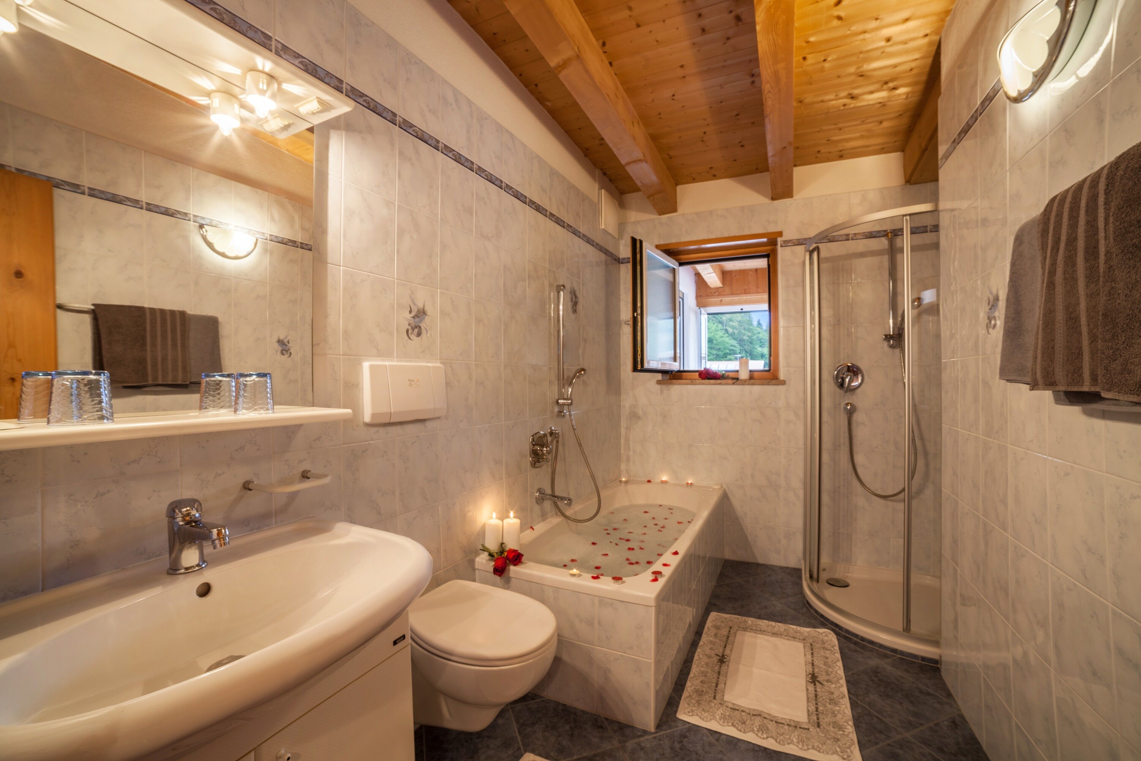 Een douche, een haardroger, handdoeken