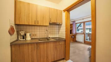 Fridge, oven, stovetop, coffee/tea maker