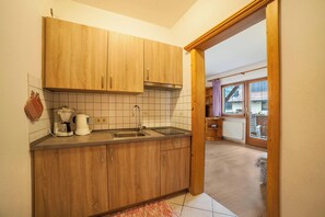 Frigorífic, forn, placa de cuina i cafetera i tetera