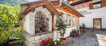 Holiday Apartment ‘Sonnenparadies 3’ with Mountain View, Wi-Fi & Garden