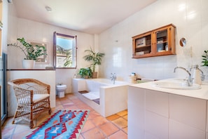 Bathtub, hair dryer, towels - Spacious townhouse in the heart of Sóller. (Soller)