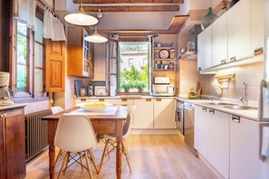 Een koelkast, een microgolfoven, een oven, een kookplaat