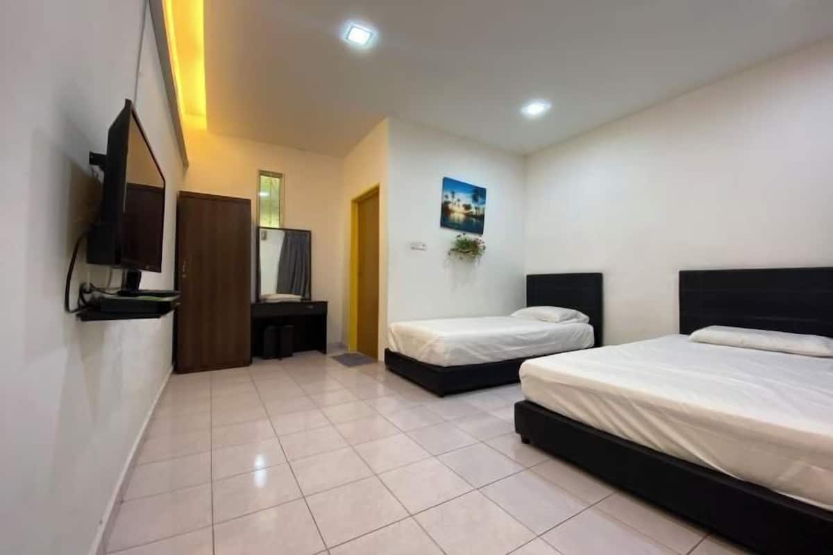 1 bedroom, desk, bed sheets
