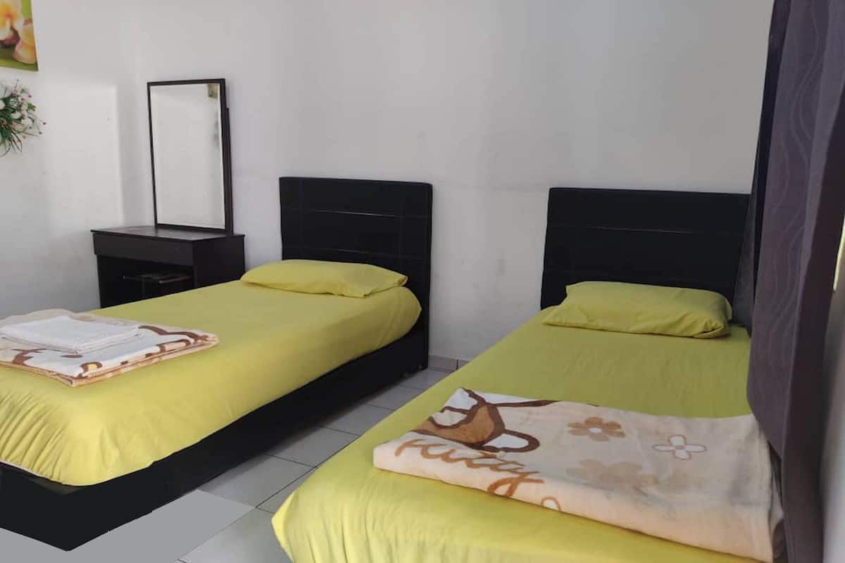 Habitación Deluxe con 2 camas individuales | 1 habitación, escritorio y ropa de cama