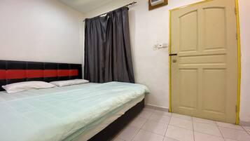 Deluxe Double Room | Meja, cadar katil 