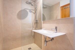Douche, serviettes fournies