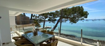 Holiday Home Catalina 2A Tres Dormitorios with Sea View, Wi-Fi & Terrace