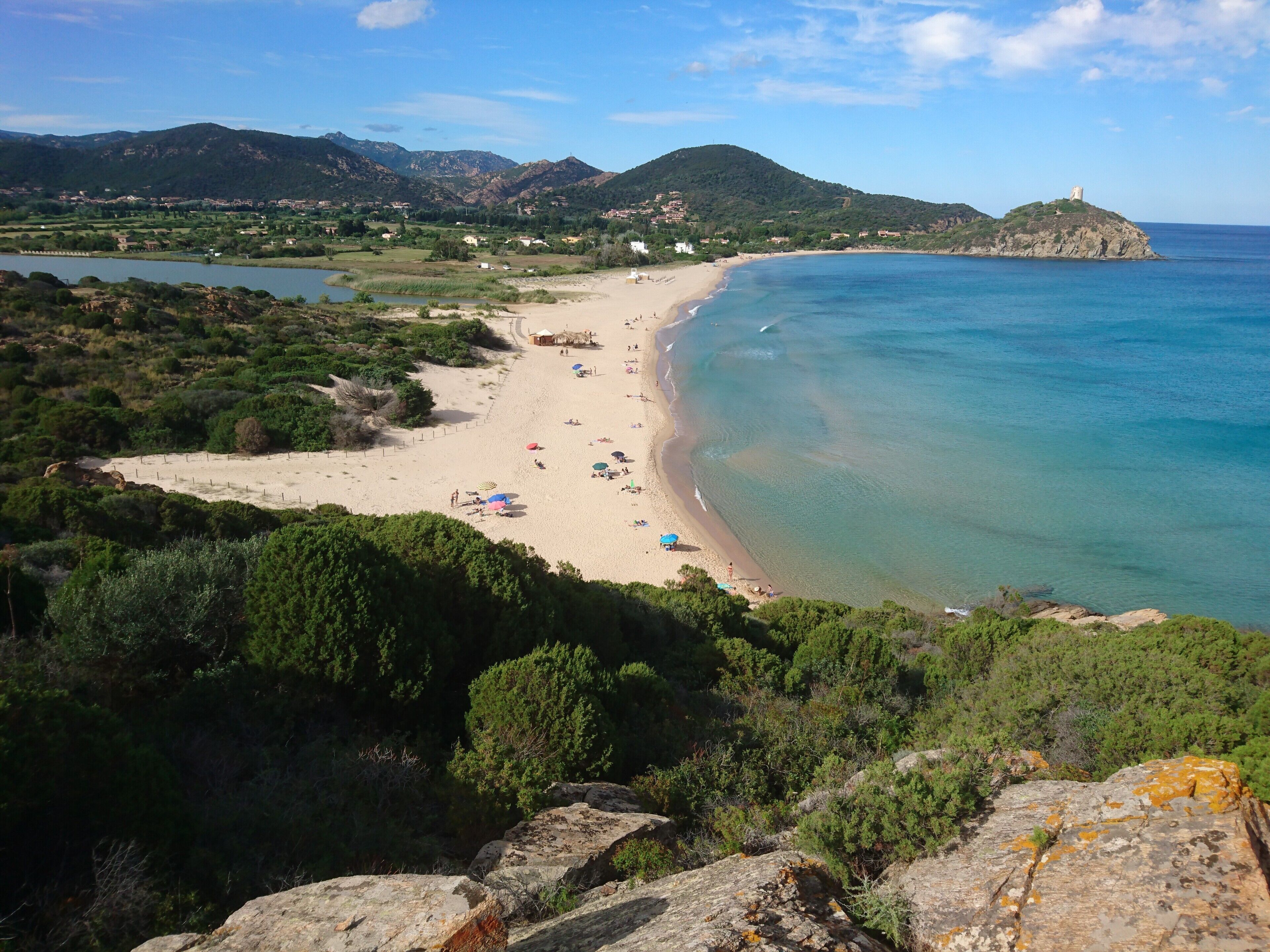 Una spiaggia nelle vicinanze