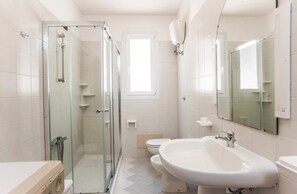 Shower, hair dryer, towels - Apartment Piccola casa Marina near the Beach with A/C & Garden (villa san pietro)