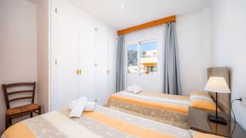 3 slaapkamers, een strijkplank/strijkijzer, gratis wifi, beddengoed