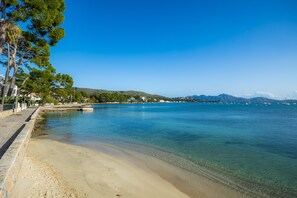 On the beach - Apartment Catalina 3B- tres dormitorios with Sea View, A/C, Wi-Fi & Terrace (puerto pollensa)