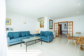 TV - Apartment Catalina 3B- tres dormitorios with Sea View, A/C, Wi-Fi & Terrace (puerto pollensa)