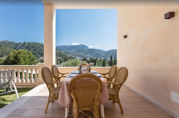 تناول الطعام بالخارج