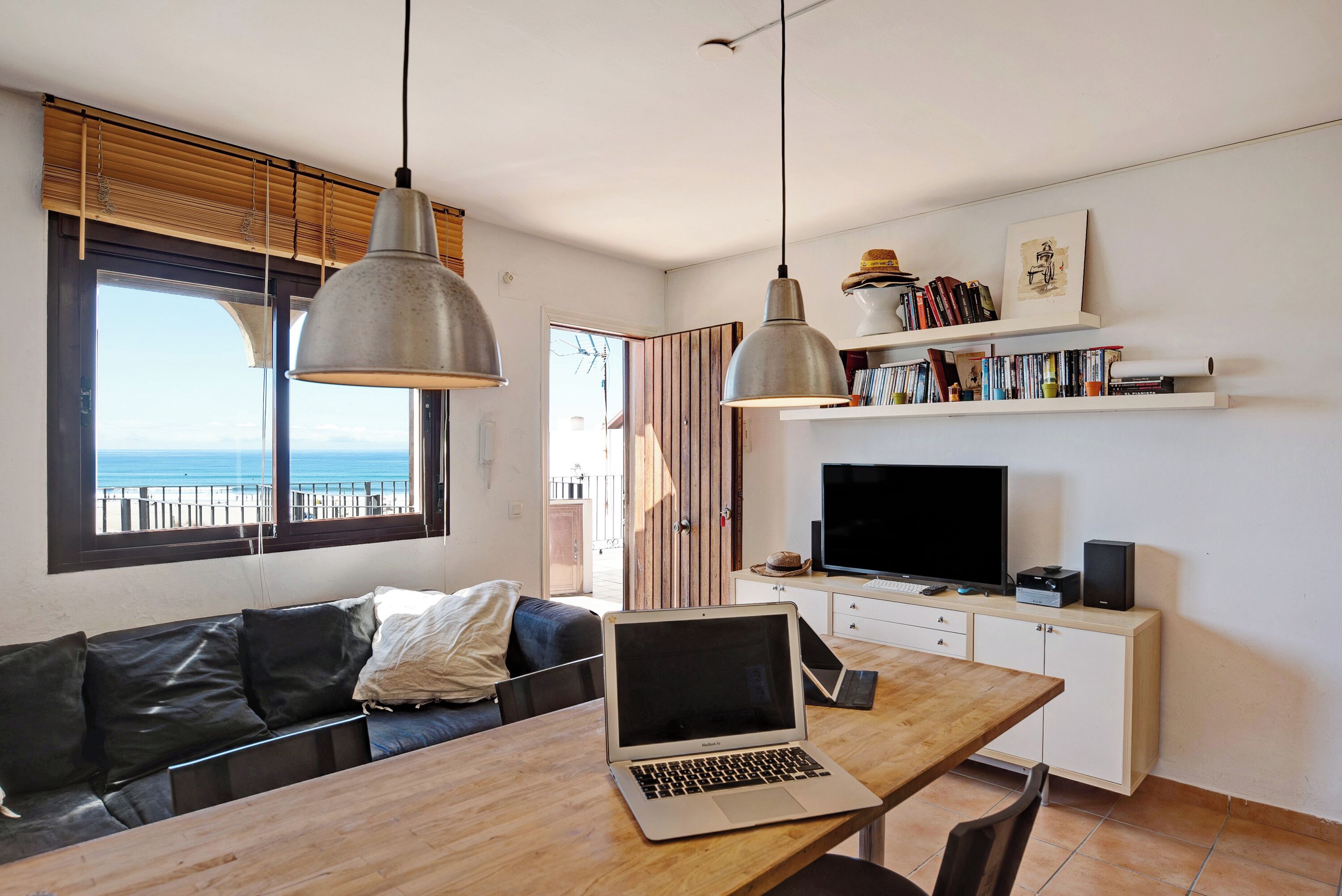 Netflix, een dvd-speler, streamingdiensten en een stereo