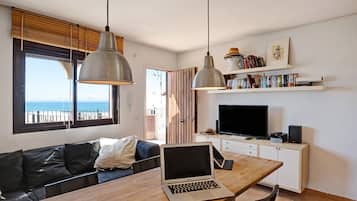 Netflix, DVD player, streaming services, stereo