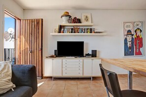 Netflix, DVD player, streaming services, stereo - Apartment "Ático Heaven on Earth in Zahara" with Mountain and Sea Views (Zahara de los Atunes)