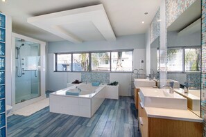 Badewanne, kostenlose Toilettenartikel, Haartrockner, Handtücher