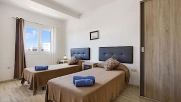 1 habitación, tabla de planchar con plancha, wifi gratis y ropa de cama