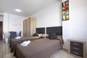 1 dormitorio, tabla de planchar con plancha, wifi gratis y ropa de cama