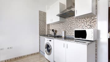 Refrigerador, microondas, parrilla de estufa y cafetera y tetera