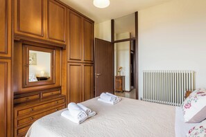 1 habitación, tabla de planchar con plancha, wifi gratis y ropa de cama 