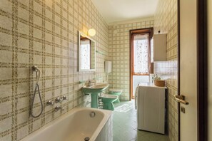 Bathtub, hair dryer, towels - Attico Panoramico in Como (Brunate)