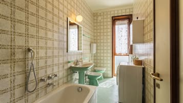 Baignoire, sèche-cheveux, serviettes fournies