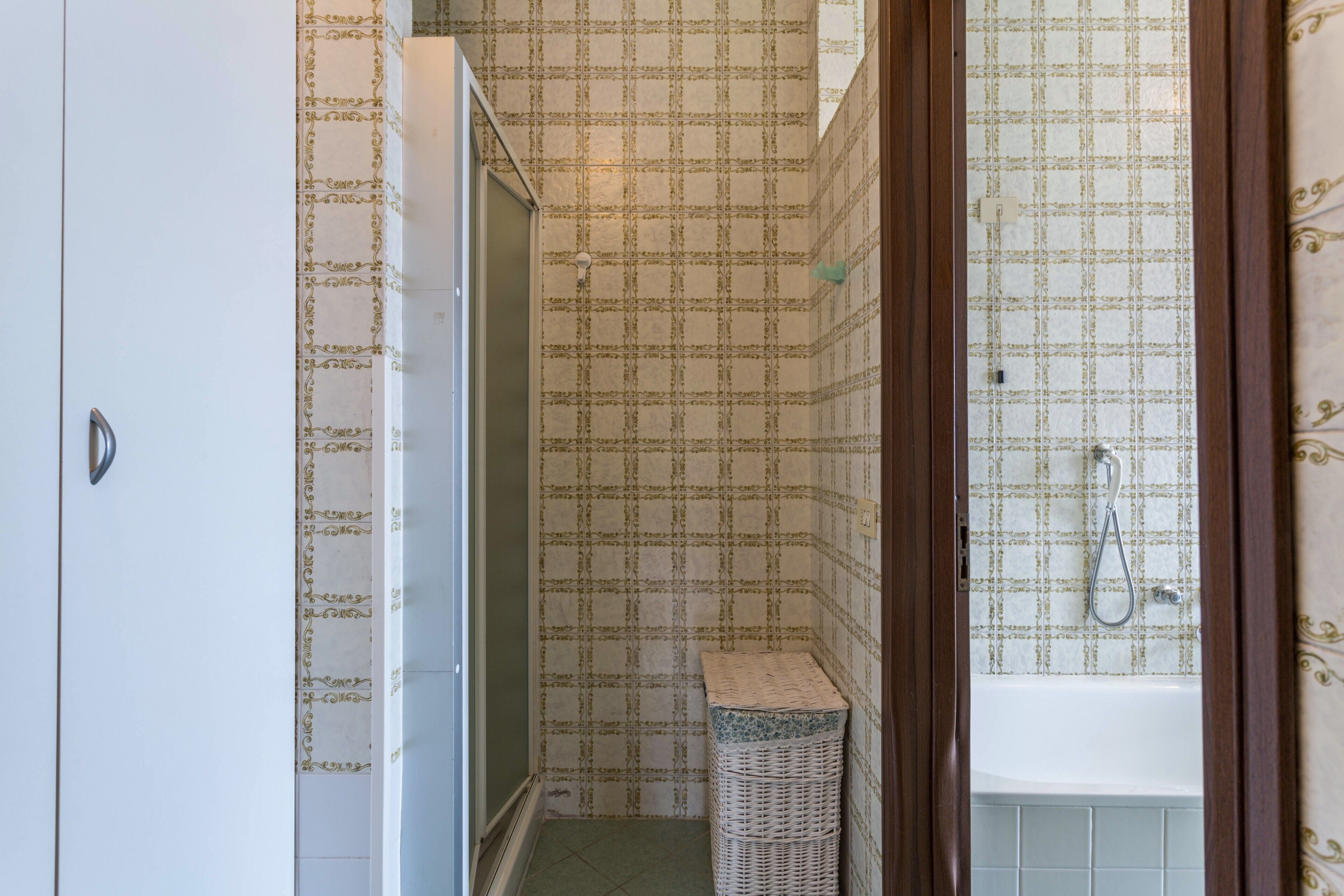Bathtub, hair dryer, towels
