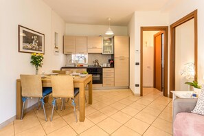 Fridge, microwave, oven, stovetop - Vacation Home "Il Nido" with Mountain View, Wi-Fi, A/C & Garden (Brunate)