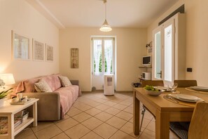 TV - Vacation Home "Il Nido" with Mountain View, Wi-Fi, A/C & Garden (Brunate)