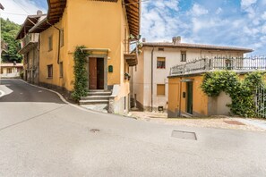 Exterior - Vacation Home "Il Nido" with Mountain View, Wi-Fi, A/C & Garden (Brunate)