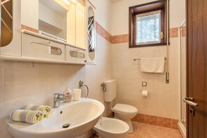 Douche, sèche-cheveux, serviettes fournies