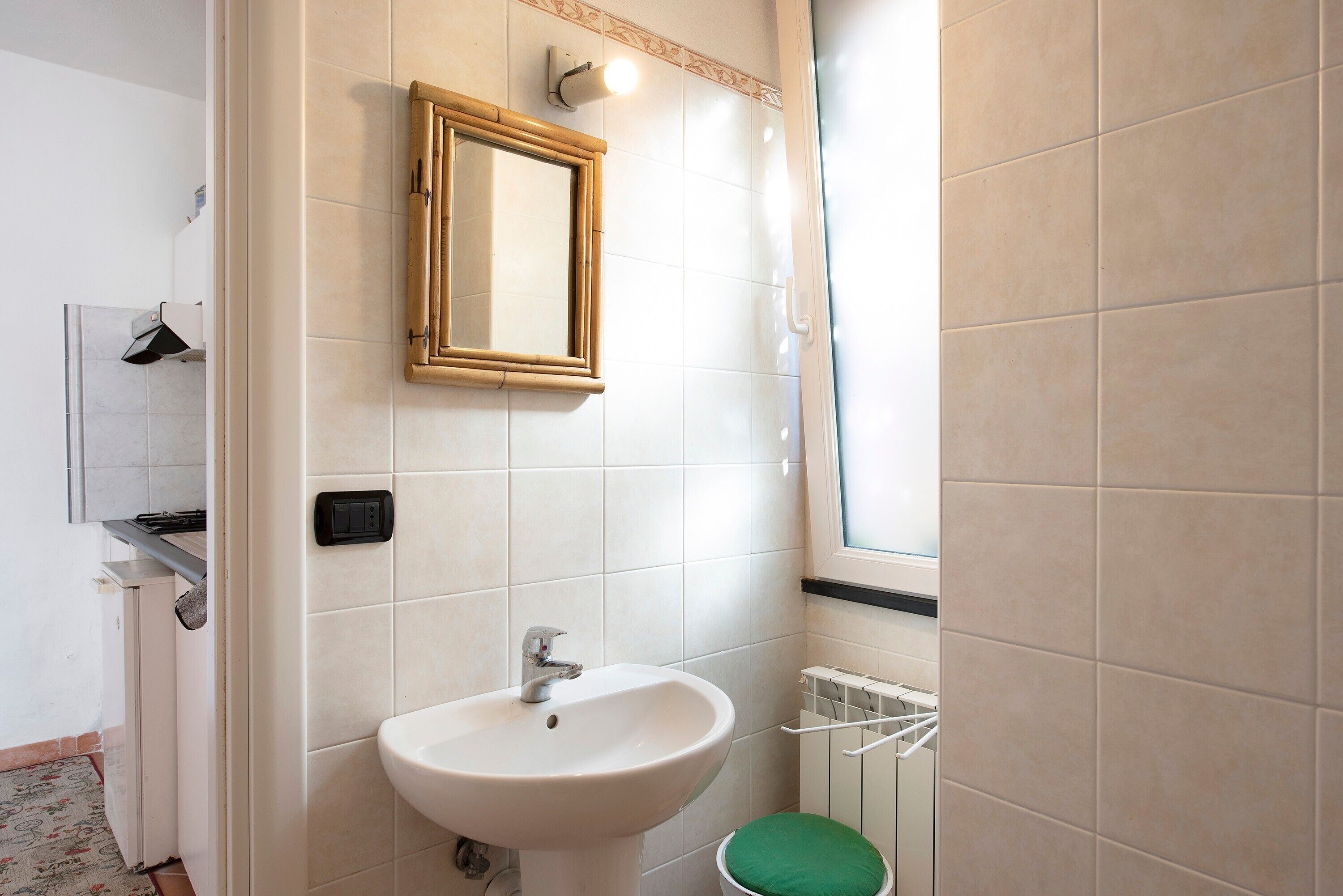Ein Badezimmer mit Waschbecken, Spiegel und Toilette.