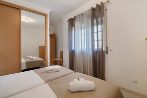 2 slaapkamers, een strijkplank/strijkijzer, gratis wifi, beddengoed
