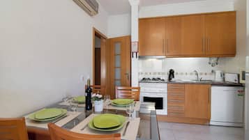 雪櫃、微波爐、焗爐、爐具