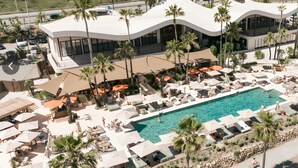 A modern hotel with a pool, lounge areas, and palm trees. - Finca "Almijan Alegria" with Sea & Mountain Views, Pool, and Wi-Fi (Estepona)
