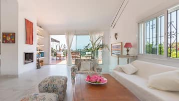 Tv, eldstad, ett bordtennisbord och böcker