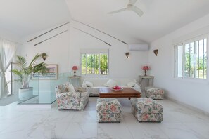 Tv, eldstad och ett bordtennisbord