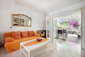 TV - Holiday Home Casa Sarita with Shared Pool & Wi-Fi (Arona)