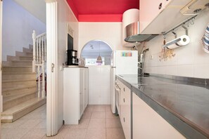 Jääkaappi, mikroaaltouuni, uuni, liesi