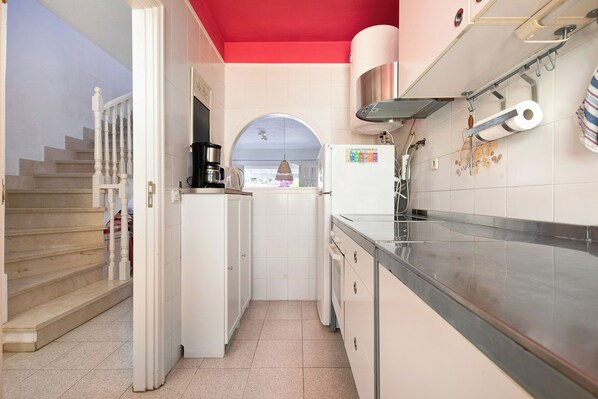 Fridge, microwave, oven, stovetop - Holiday Home Casa Sarita with Shared Pool & Wi-Fi (Arona)