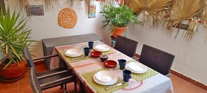 Outdoor dining - Casa Dos Ángeles: Mountain Views, Pool, AC, Wi-Fi, Garden & Terrace (Arona)