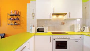 Een koelkast, een magnetron, een oven, een kookplaat