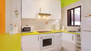 Frigorífico, microondas, horno y placa de cocina