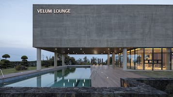 야외 수영장, 10:00 ~ 19:00 오픈, 수영장 파라솔, 일광욕 의자