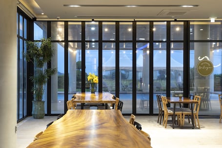 Daily buffet breakfast (KRW 29900 per person)