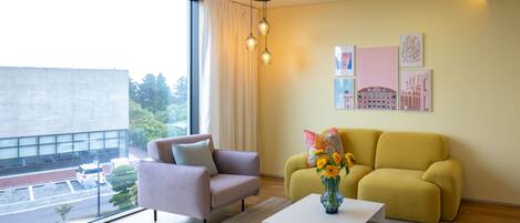 Flat-screen TV, heated floors