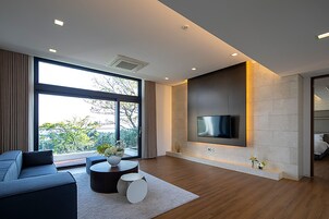 Televisión de pantalla plana, piso con calefacción