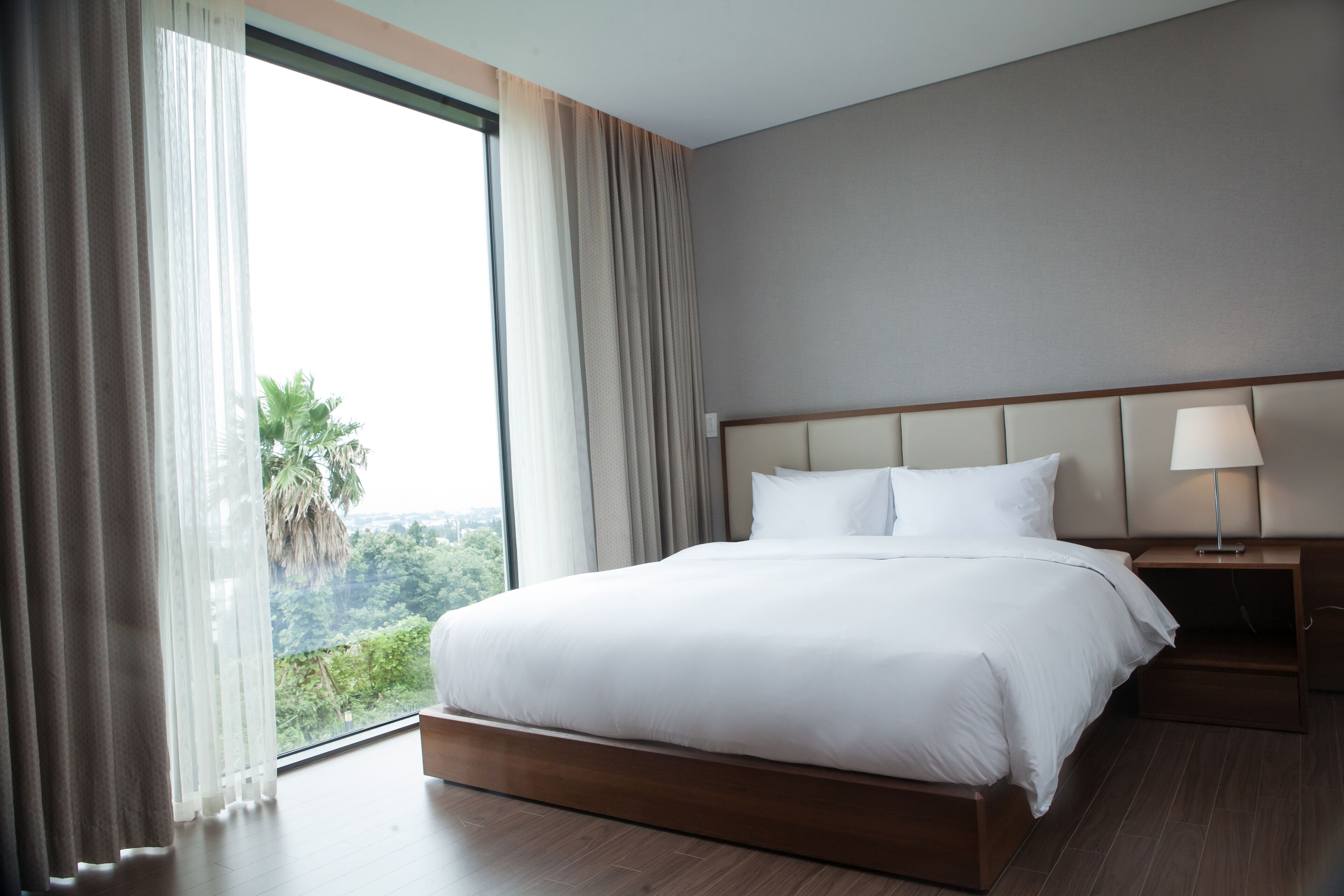 Caja de seguridad en la habitación, escritorio y cortinas blackout 